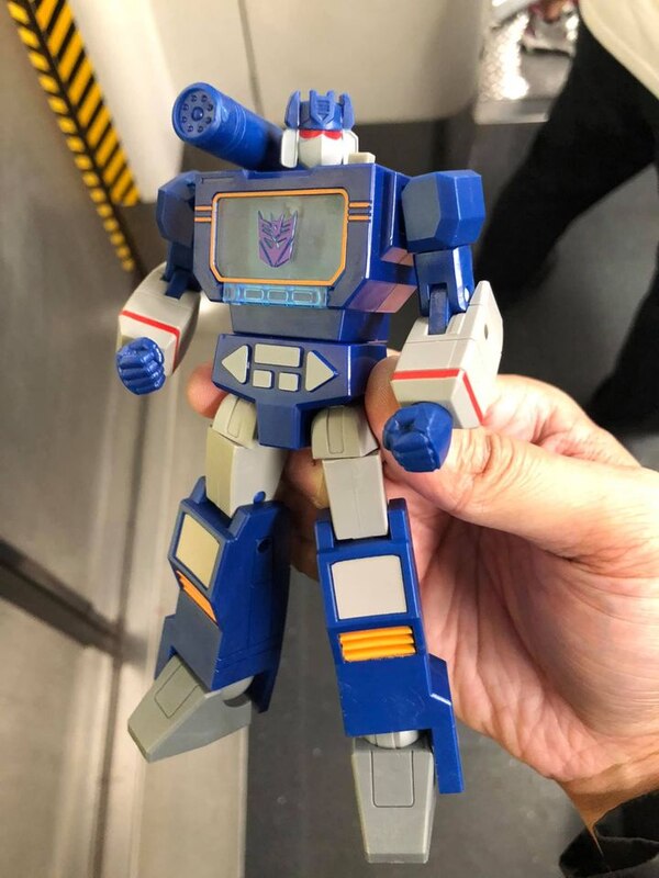Transformers RED Soundwave In Hand Images  (2 of 9)